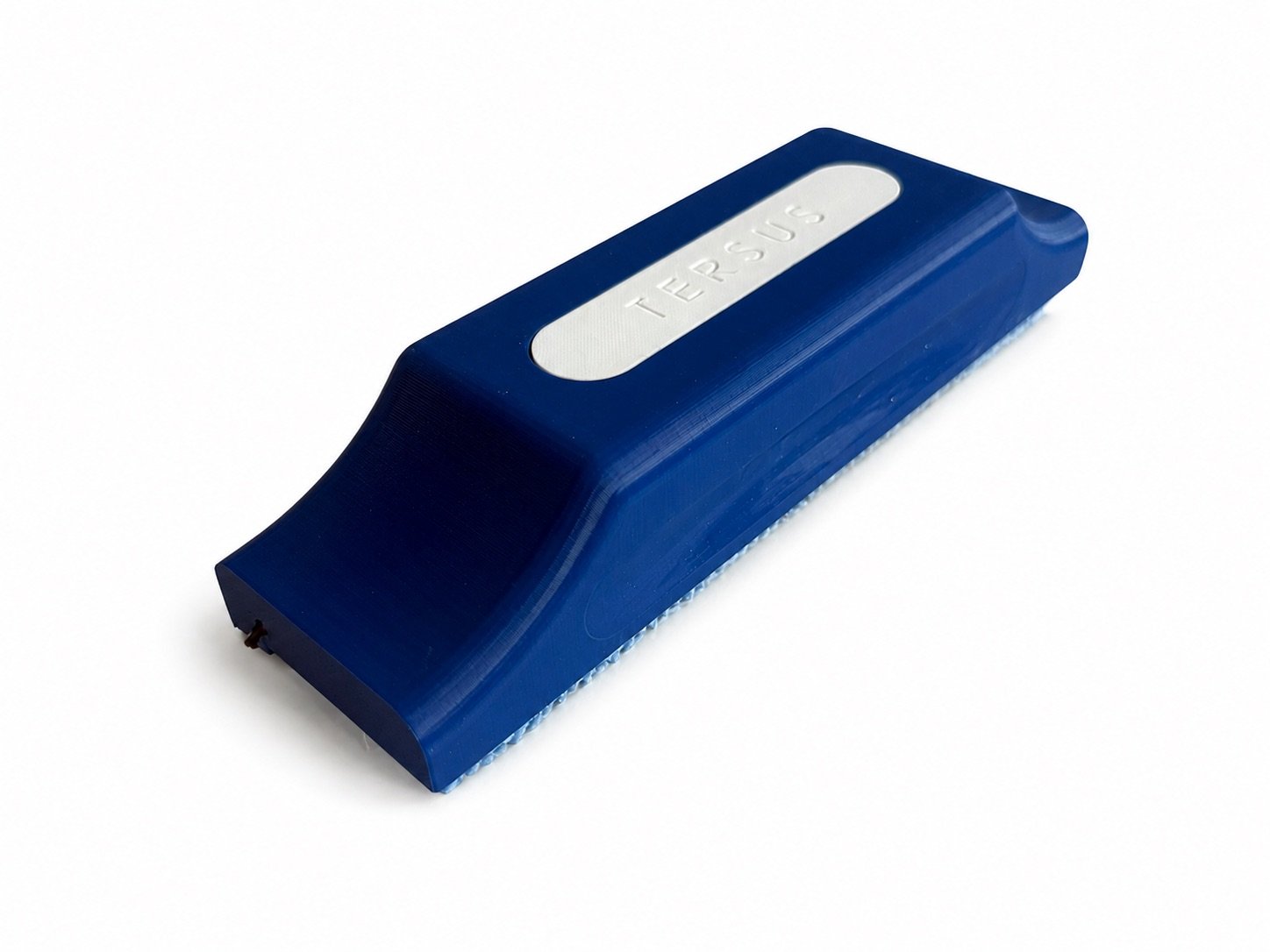 Der BoardWiper Pro in Seitenansicht: ein blaues Gehäuse aus recyceltem PLA mit geprägtem TERSUS-Schriftzug auf dem hellen Inlay.